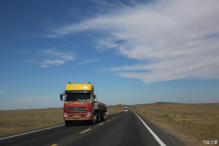 不走高速,走216国道阿巴线一直往北,进入一片一望无际的五彩世界,沿途