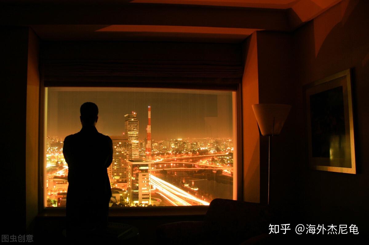九月秋分以后温度骤降,晚上一个人倚靠在落地窗旁,安静的望着窗外发呆