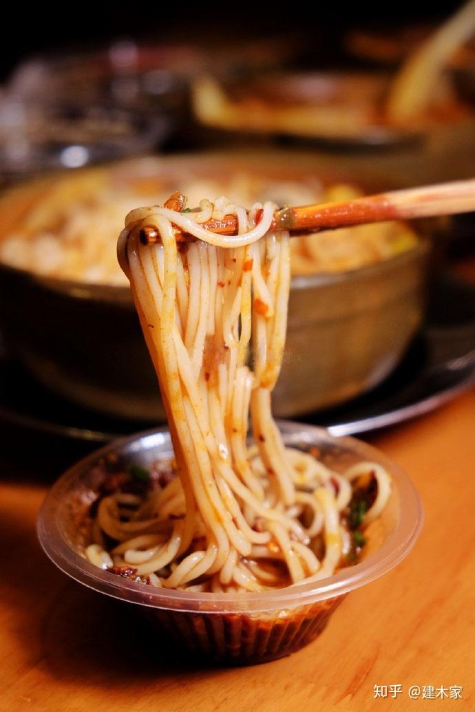 在贵阳,有这么一种美食需要热情的"烈"火,它就是贵阳砂锅粉 - 知乎