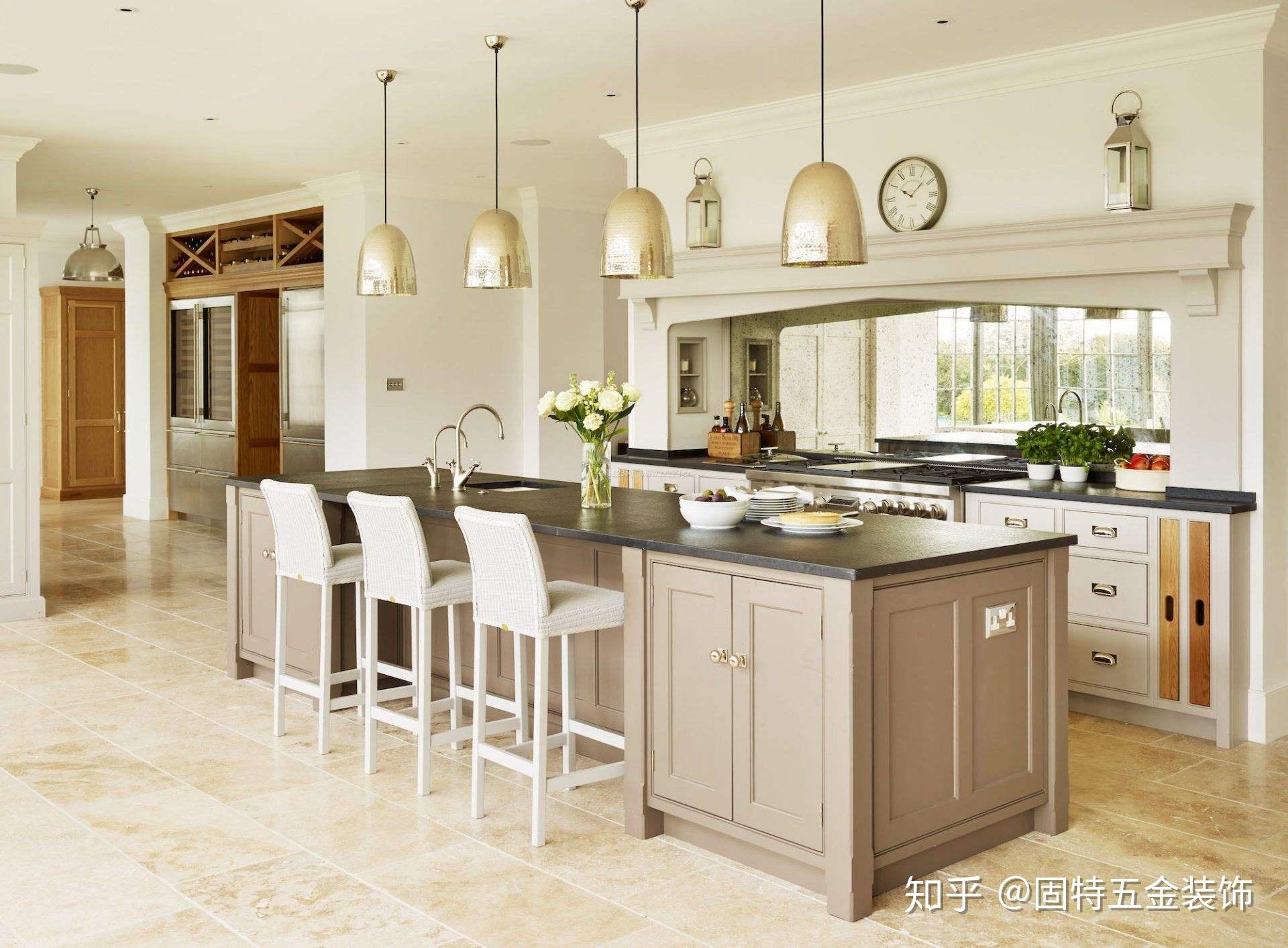 开放式厨房的台面不应放过多的炊具,以保证其美观性.