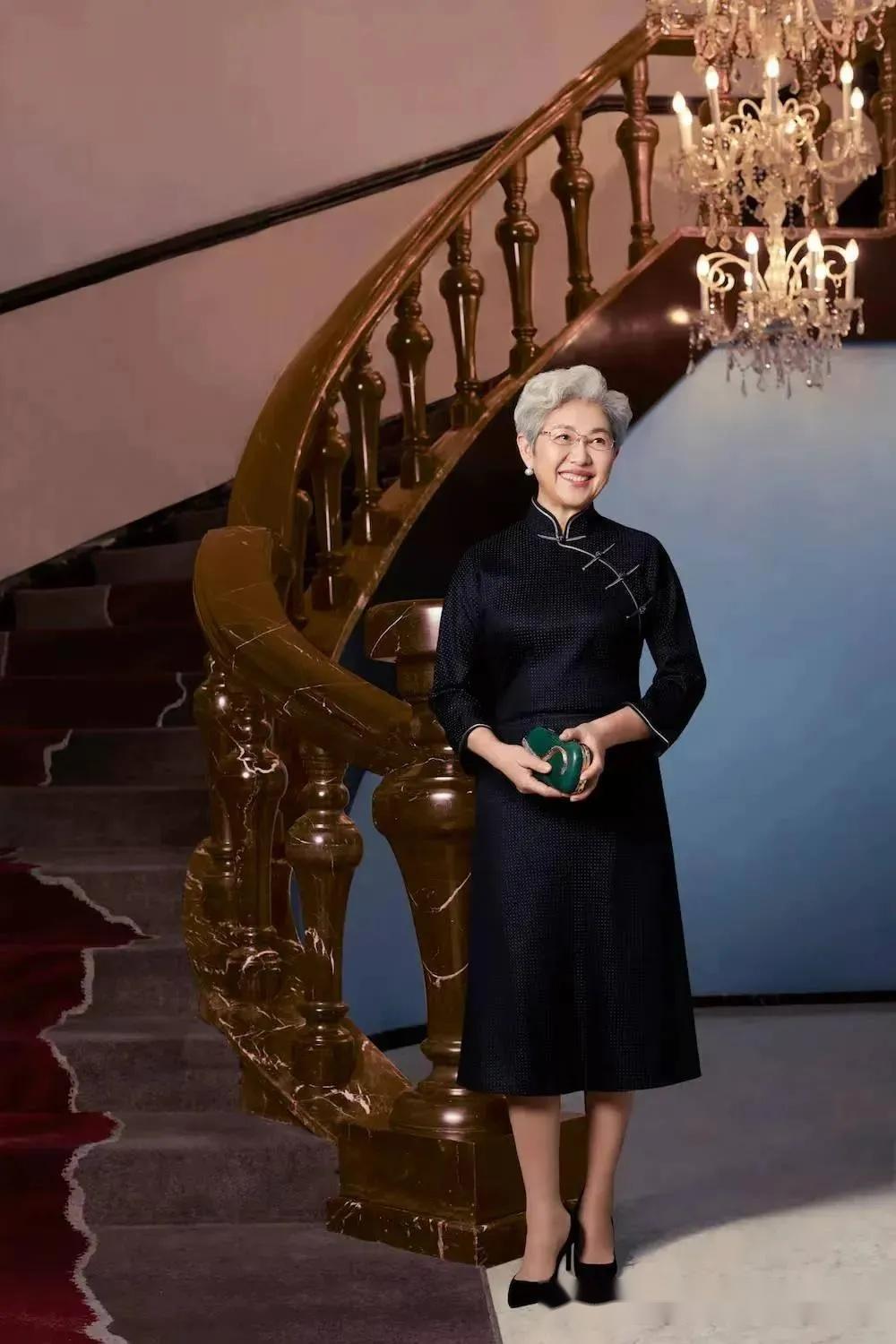 最美外交官傅莹69岁风姿依旧满头白发下有藏不住的优雅