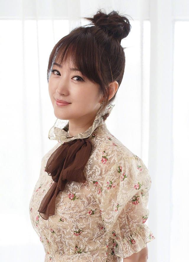 杨钰莹不是装嫩是真嫩一袭碎花裙甜美可人配丸子头哪像有48岁
