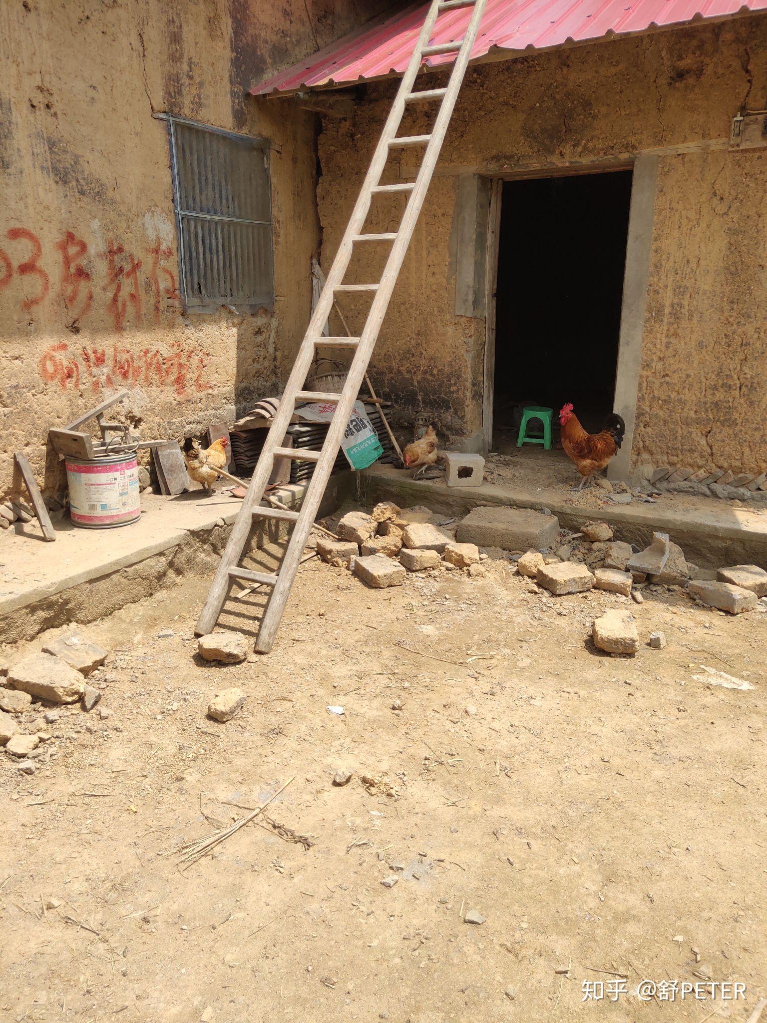 听父亲讲,以前家里穷,我家和二叔家是住在三间土墙房子里,一家一个