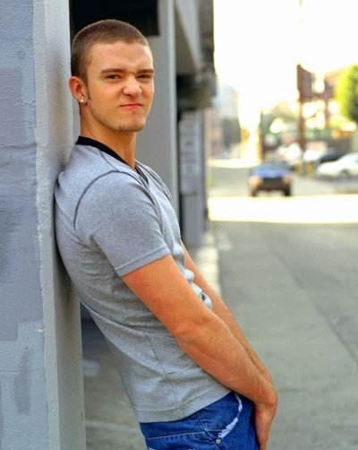 寸头戴帽子其实很好看的贾老板当年在维秘秀的舞台上的寸头 西装