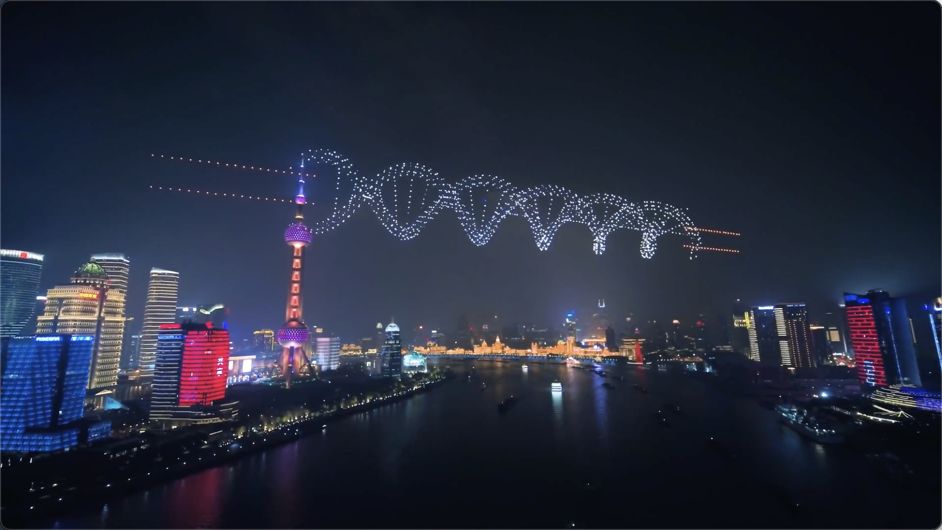 genesis调动3281盏照明无人机,将表演的舞台延伸到了璀璨夜空.