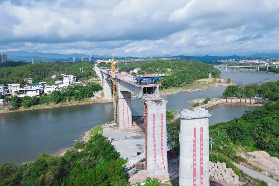 龙龙铁路福建段最大跨度连续梁顺利合龙位于福建龙岩上杭县