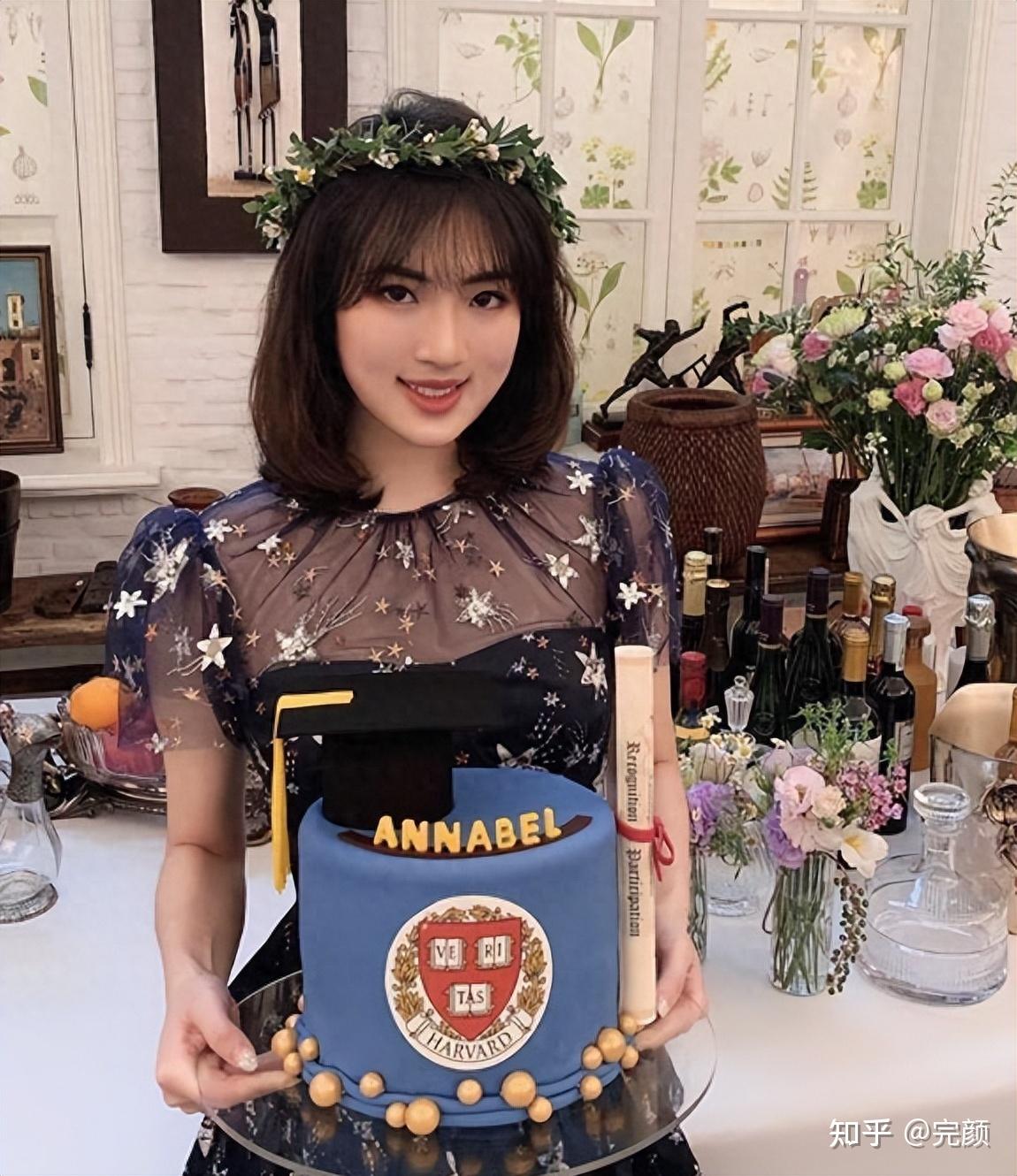 姚安娜的母亲姚凌是任正非的第二任妻子,在此之前任正非和自己的第一