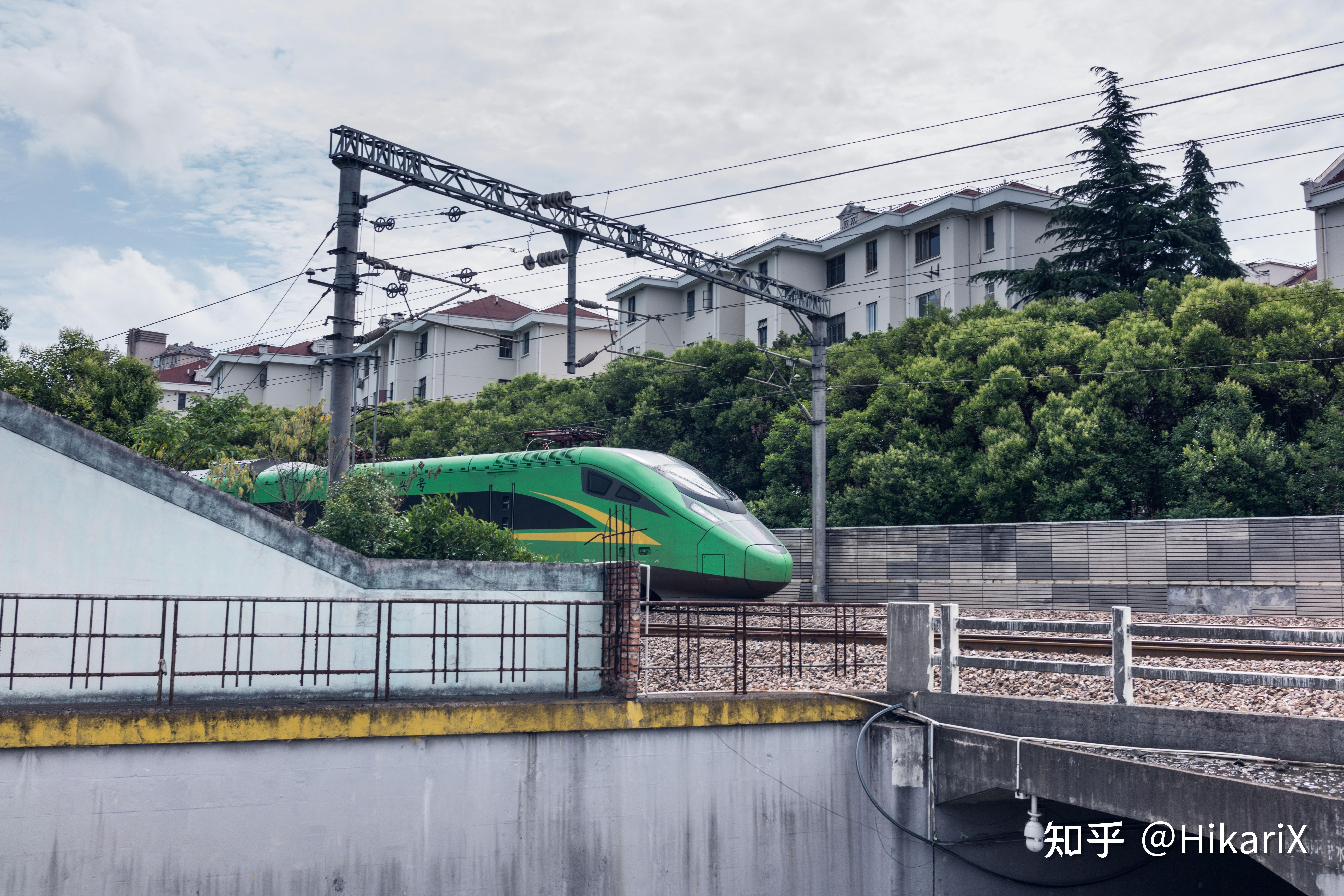 行一辆前往金山卫的s1605,09:38开行一辆经李莘联络线前往汉口的d3068