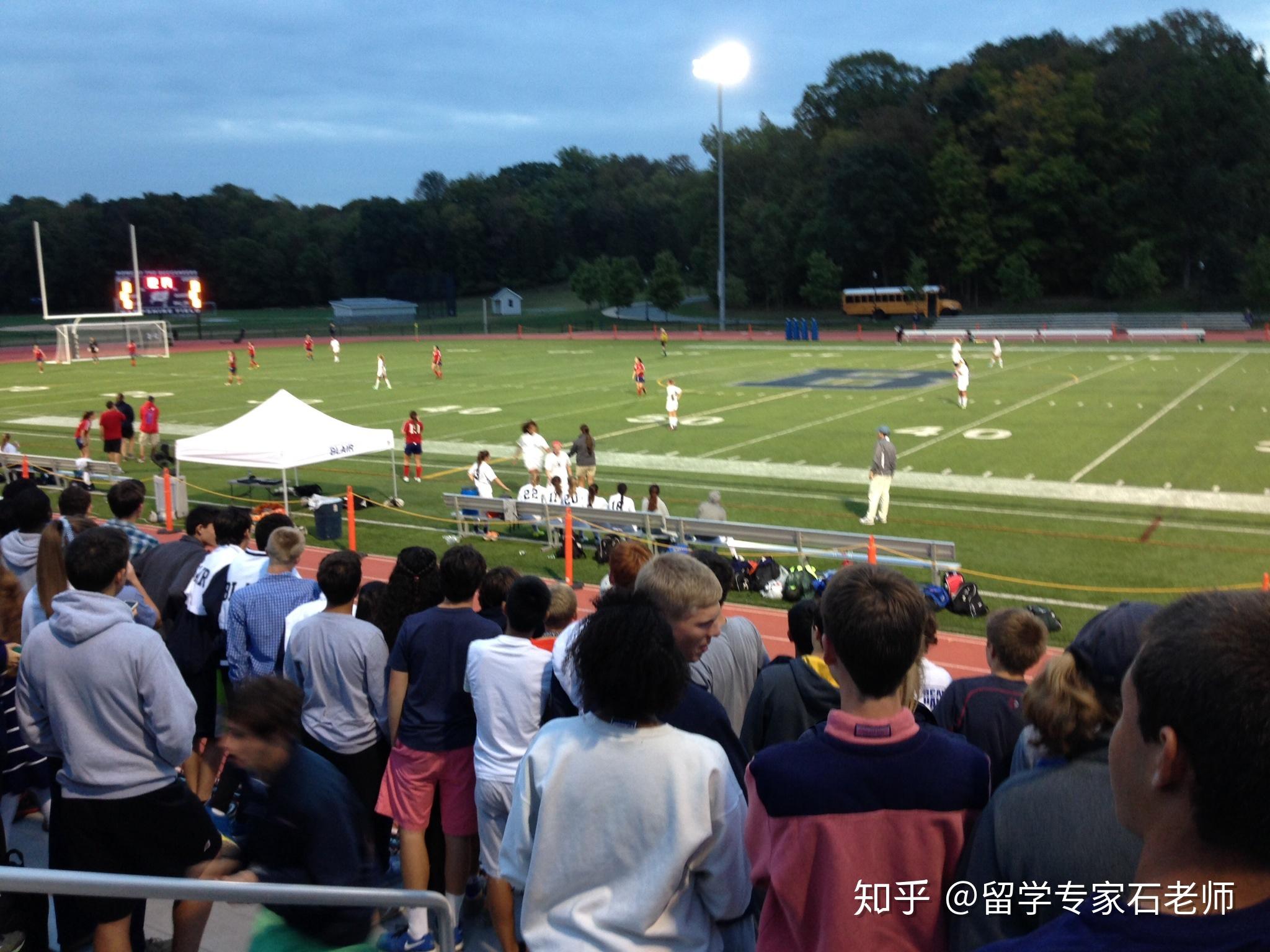 学校距离纽约的纽瓦克机场是1个小时.