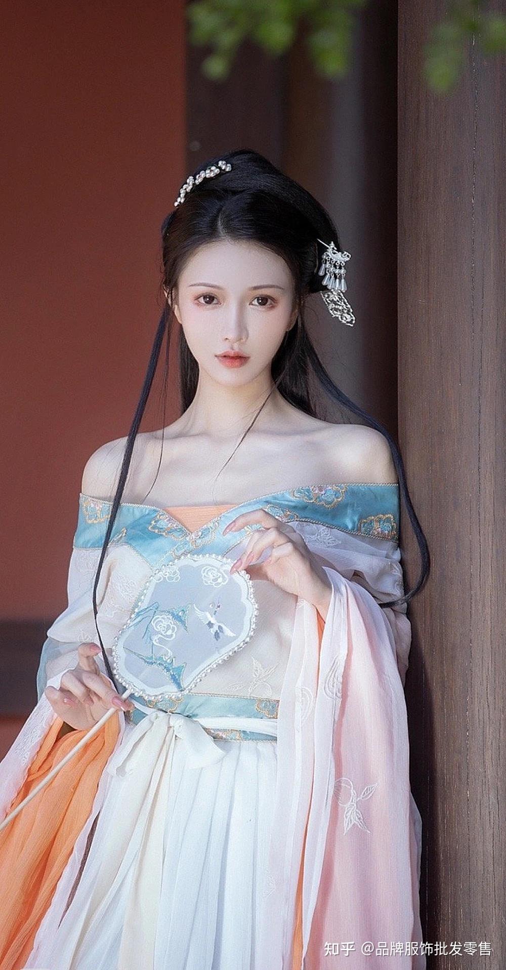 有没有开女装实体店的大神想请教是怎么拿货在哪儿拿新手感觉档口拿货