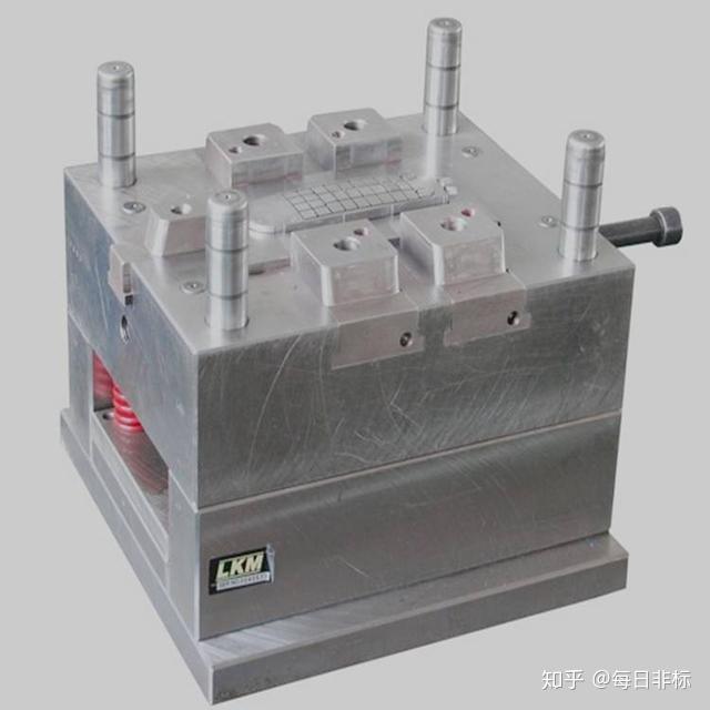 例如:一镶件在天地侧都做有相同大小的挂台,现场装配的时候很可能会把