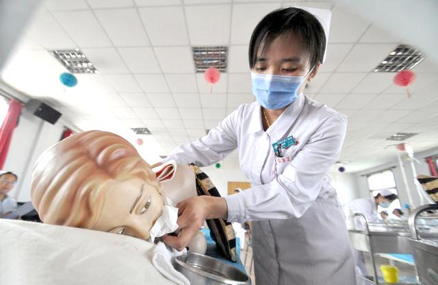 肺癌患者容易出现肺部感染 这种叩背排痰手法 家属一定要学会 知乎