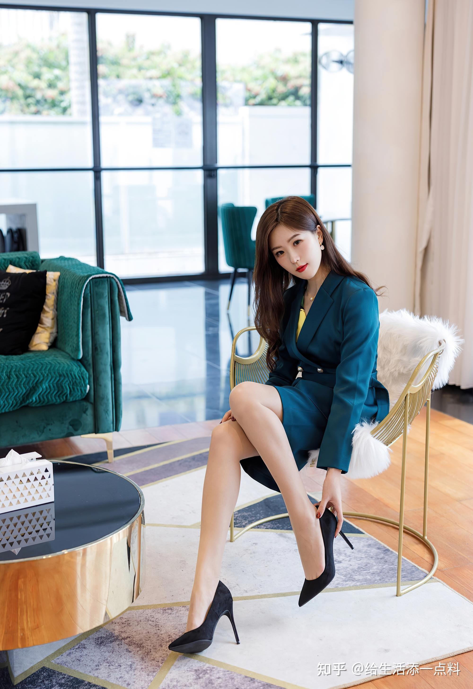 身穿时尚西服套装高级感十足散发着职场白领范儿