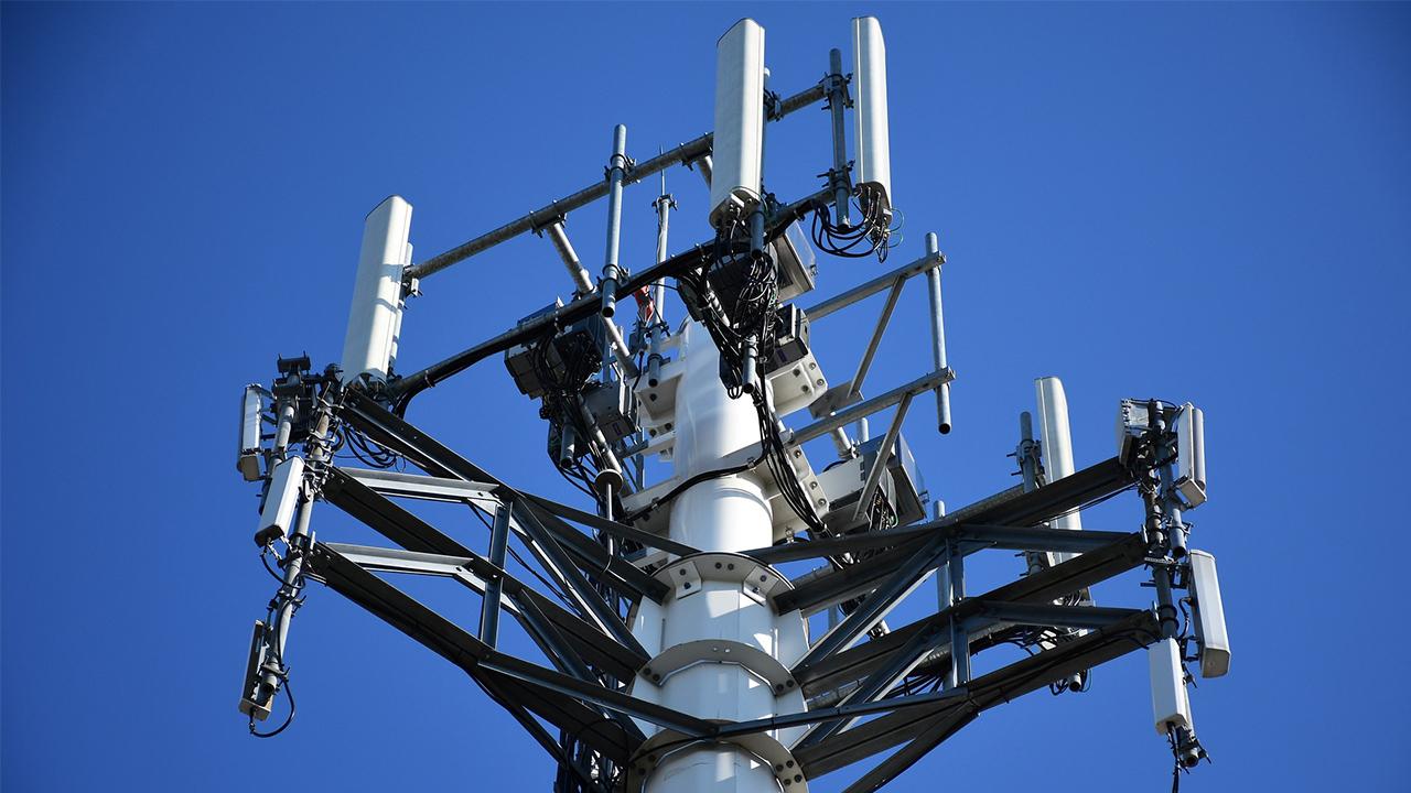 周末,英国有 50 多个基站遭到破坏,主要电信公司 vodafone,ee 和 bt