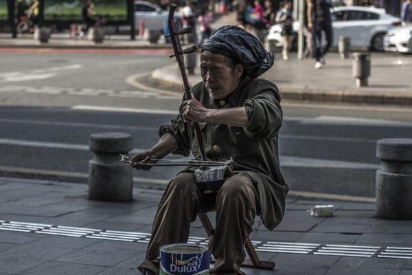 我自己拍的,一个盲人老人在街头拉二胡卖艺(p的不是很好)