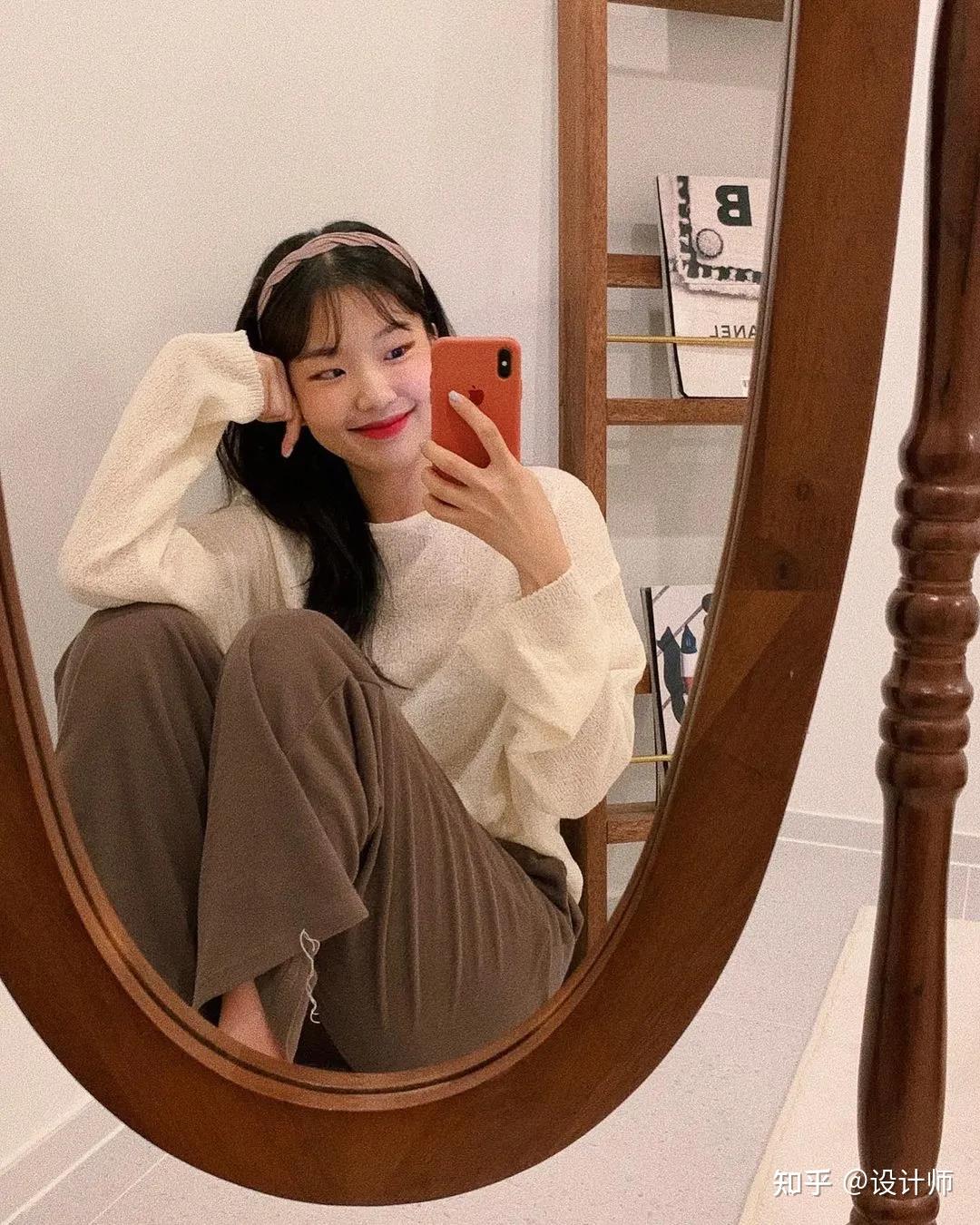 不知道用什么拍照姿势的话,可以让自己试试抬手起来撑撑自己的小脑袋