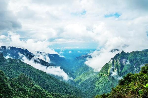 廣西大明山位於南寧市武鳴區東北部,橫跨上林,馬山,賓陽,武鳴四縣