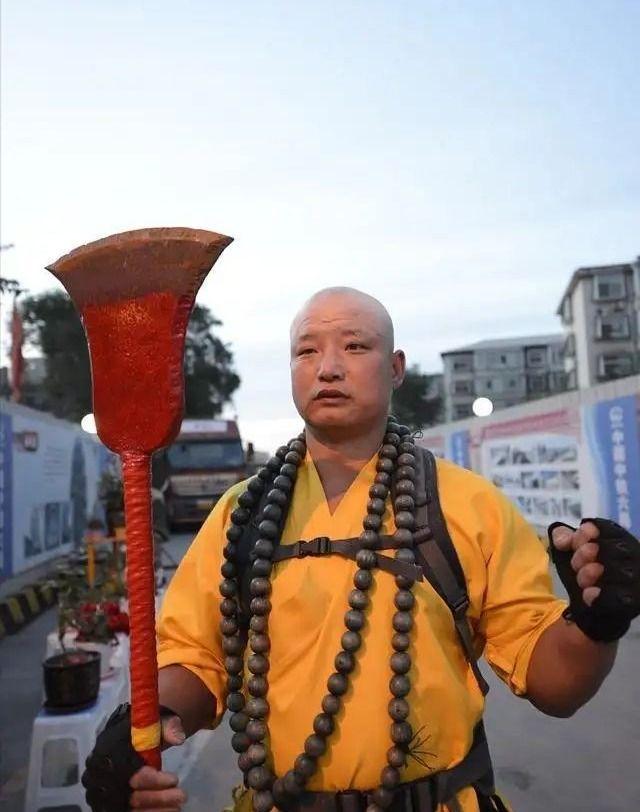 女友见义勇为去世,他手持62斤禅杖走10公里修行,承诺终身不娶!