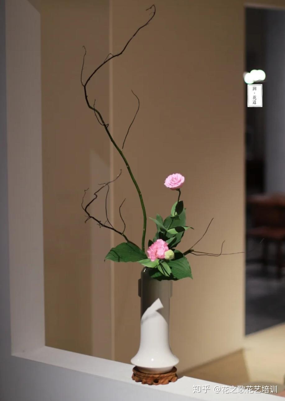 注重自然典雅,构图活泼多变,讲究情趣和意境,重写意,用色淡雅,插花用