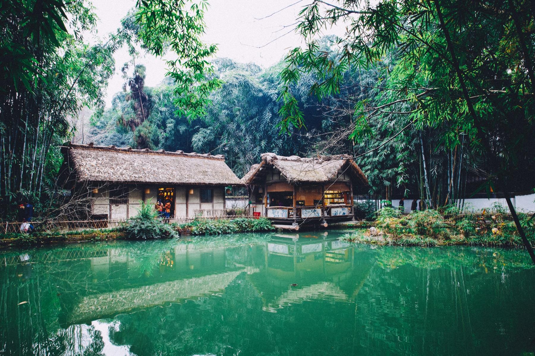 唐末詩人韋莊尋得草堂遺址,重結茅屋.