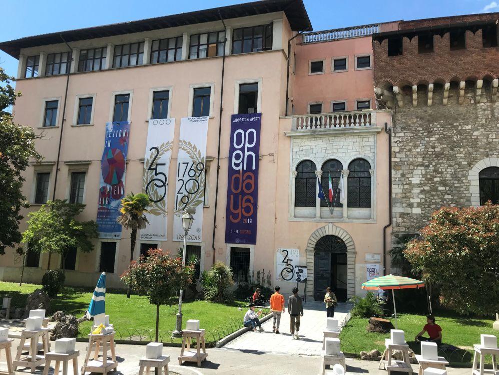 油画,雕塑,版画,装饰本科:专业设置卡拉拉美术学院(意大利语accademia