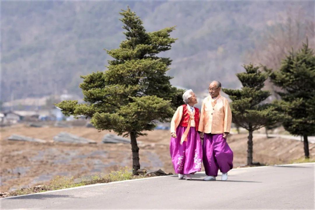 纪录片的女主角叫姜溪烈,89岁.男主角叫赵炳万,98岁.