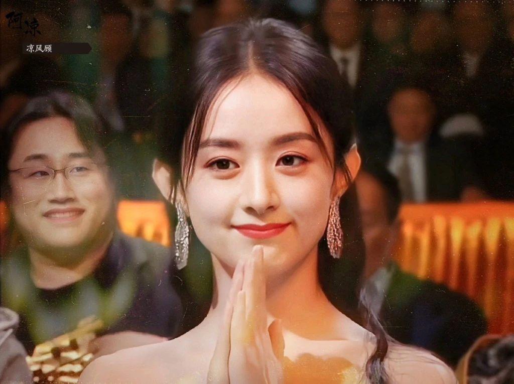 赵丽颖壁纸你眉眼含笑艳了半城风华却在我的心尖驻足