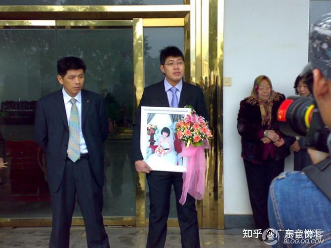 新郎抱遗照殡仪馆办婚礼!太感人了,看完不哭你砍我