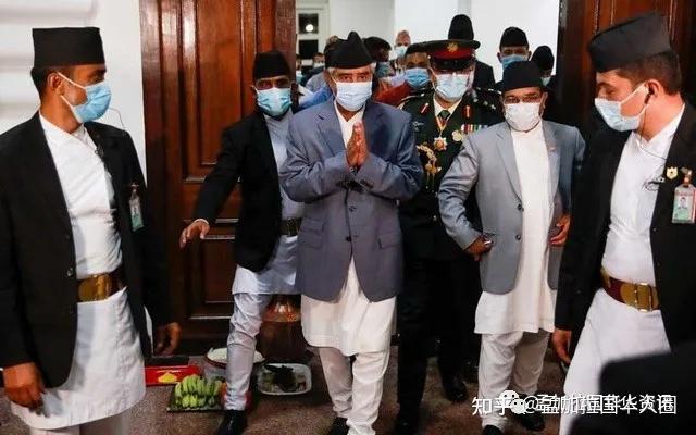 尼泊尔新总理在冠状病毒危机中赢得信任投票