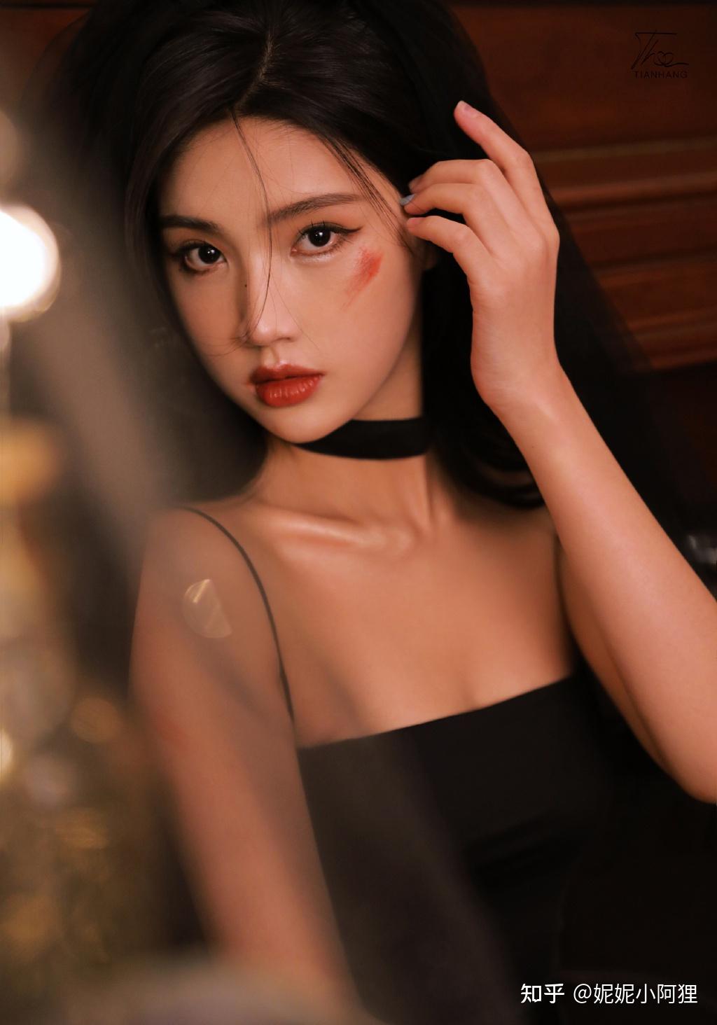 大半夜跟男同事去泡吧艾丽陷入尴尬境地束手无策