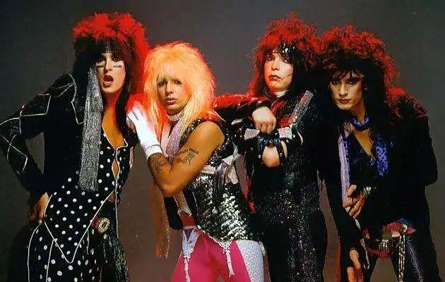 都是美妆博主,懂得如何给自己打粉底,画睫毛,画眼影;(poison毒药)发型