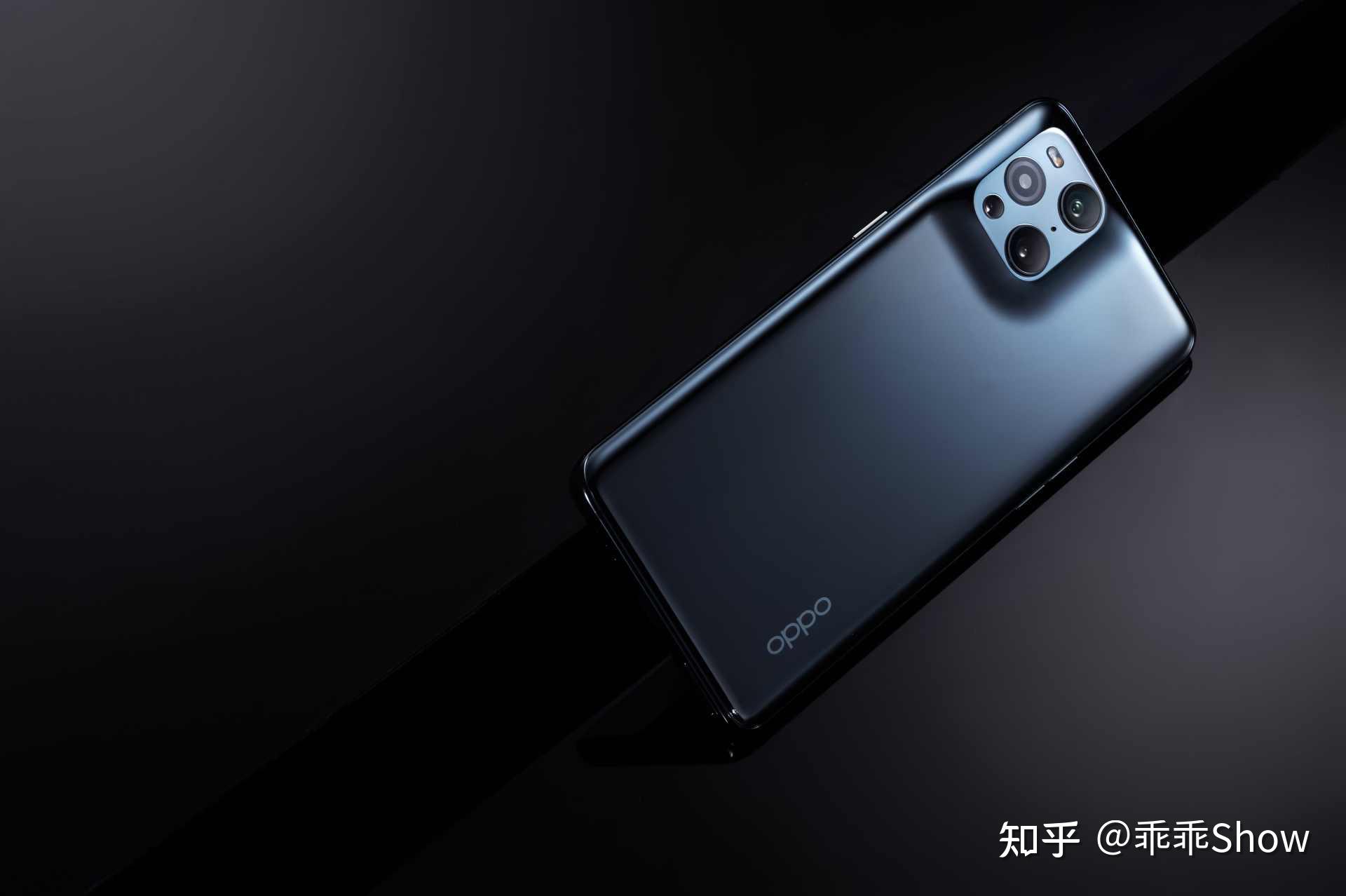 oppo find x3系列特别的「环形山」镜头模组外观辨识度极高,背面采用
