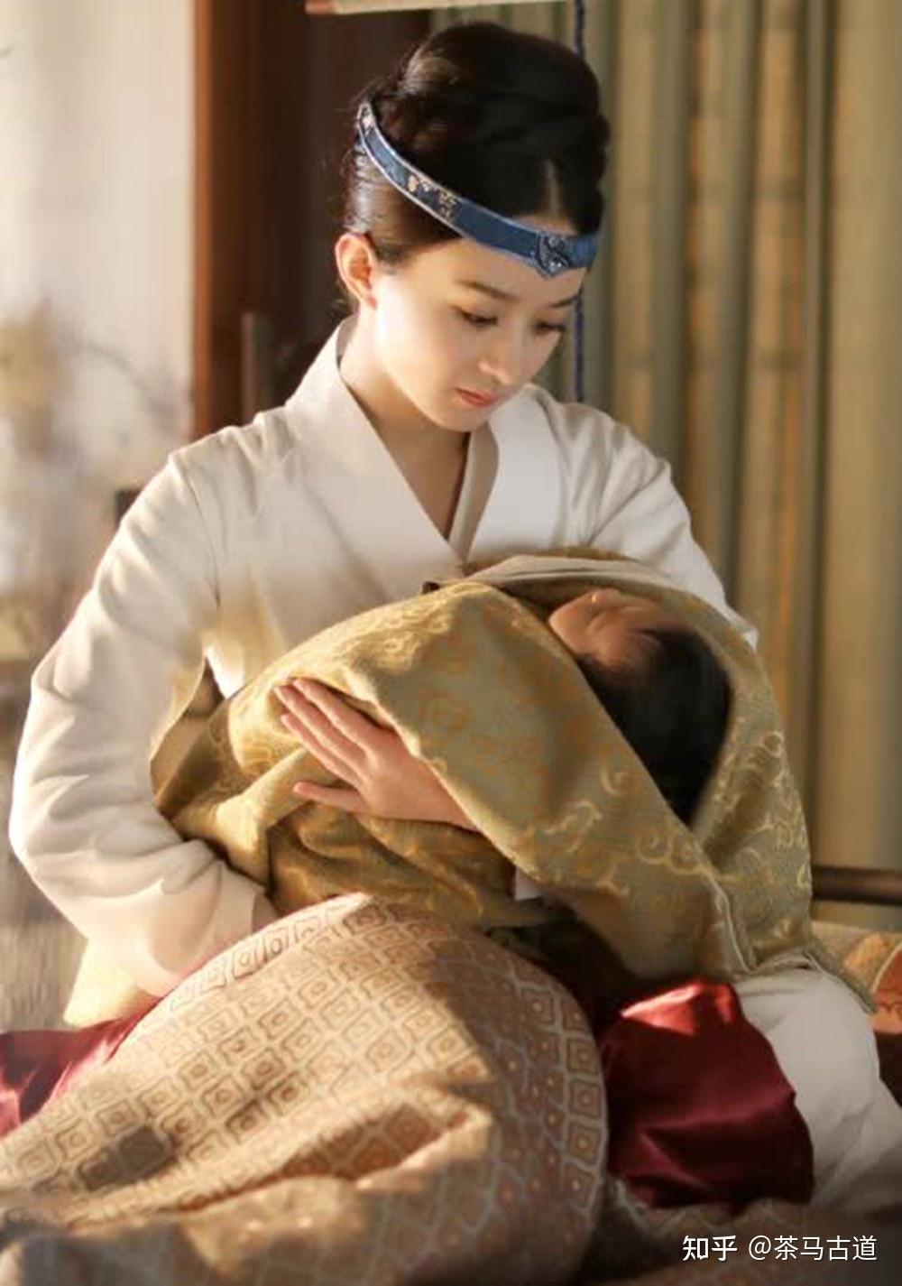 02,每天抱宝宝超过6个小时以上,有哪些不利影响?