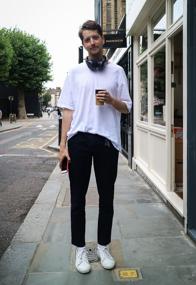 我买了白鞋黑色牛仔裤上身应该搭配什么衣服什么颜色