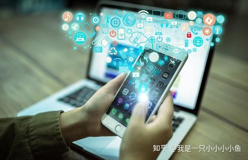 女儿将爸爸价值百万元的劳斯莱斯幻影车贴满卡通贴纸爸爸在旁记录这份快乐：我又能说什么呢？自己的孩子自己宠；后续已将贴纸清理干净(图1)