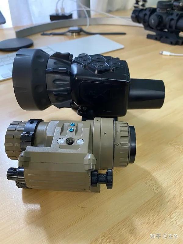 深夜用23500美元的军用热成像仪狩猎野猪