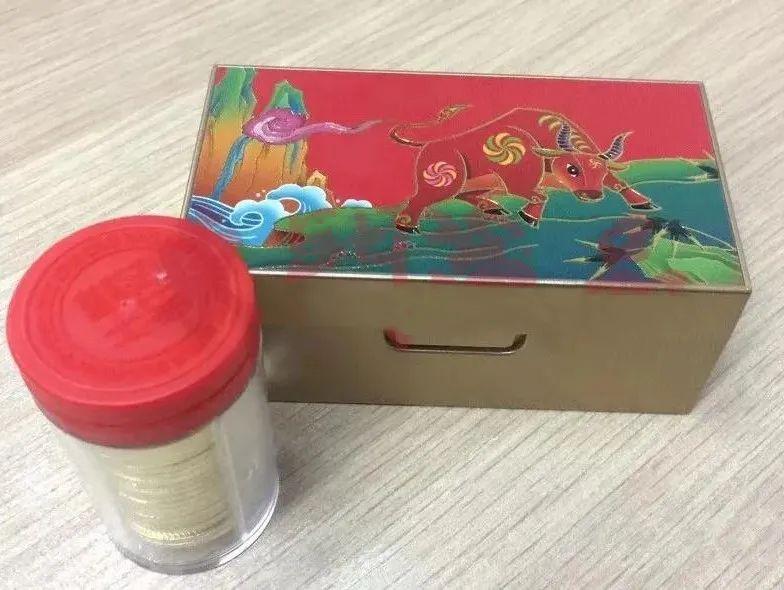 从曝光的装帧包装上,可以看出牛币卷筒改成了透明塑料桶,红色盖子