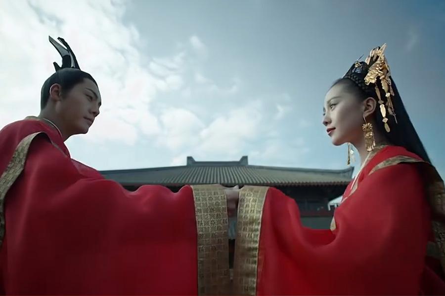 穿上婚服的刘诗诗真是超美,特有的清冷和仙气,简单