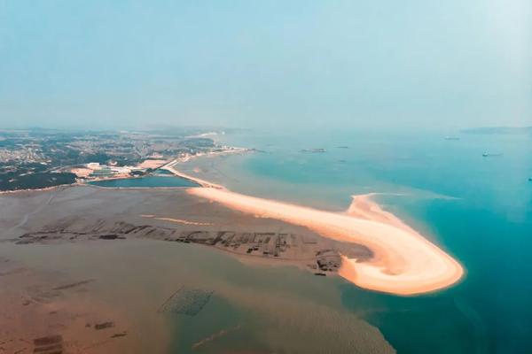 驶向秘境海岛中国最美海上高铁来了