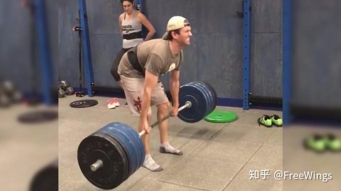 硬拉轻重量圆背弯腰,到底怎么办?
