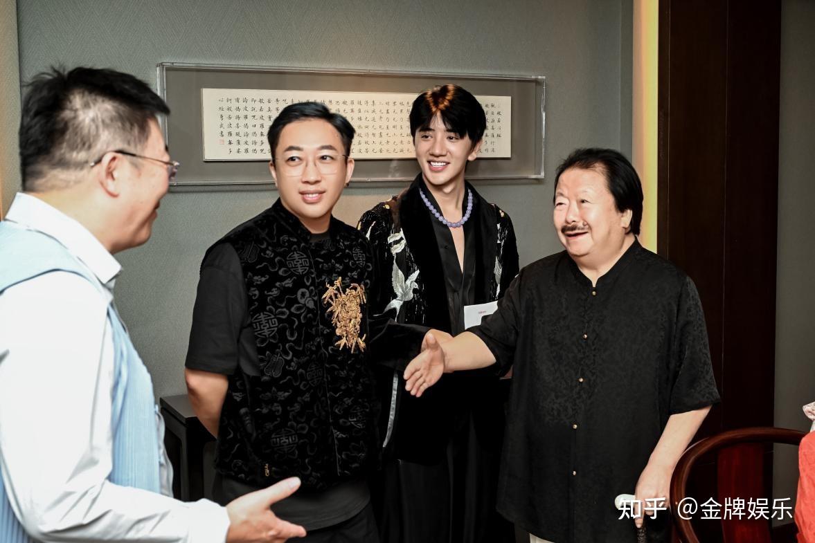 王红权星拜师国画大师崔如琢,各路大咖齐见证,现场气派又隆重