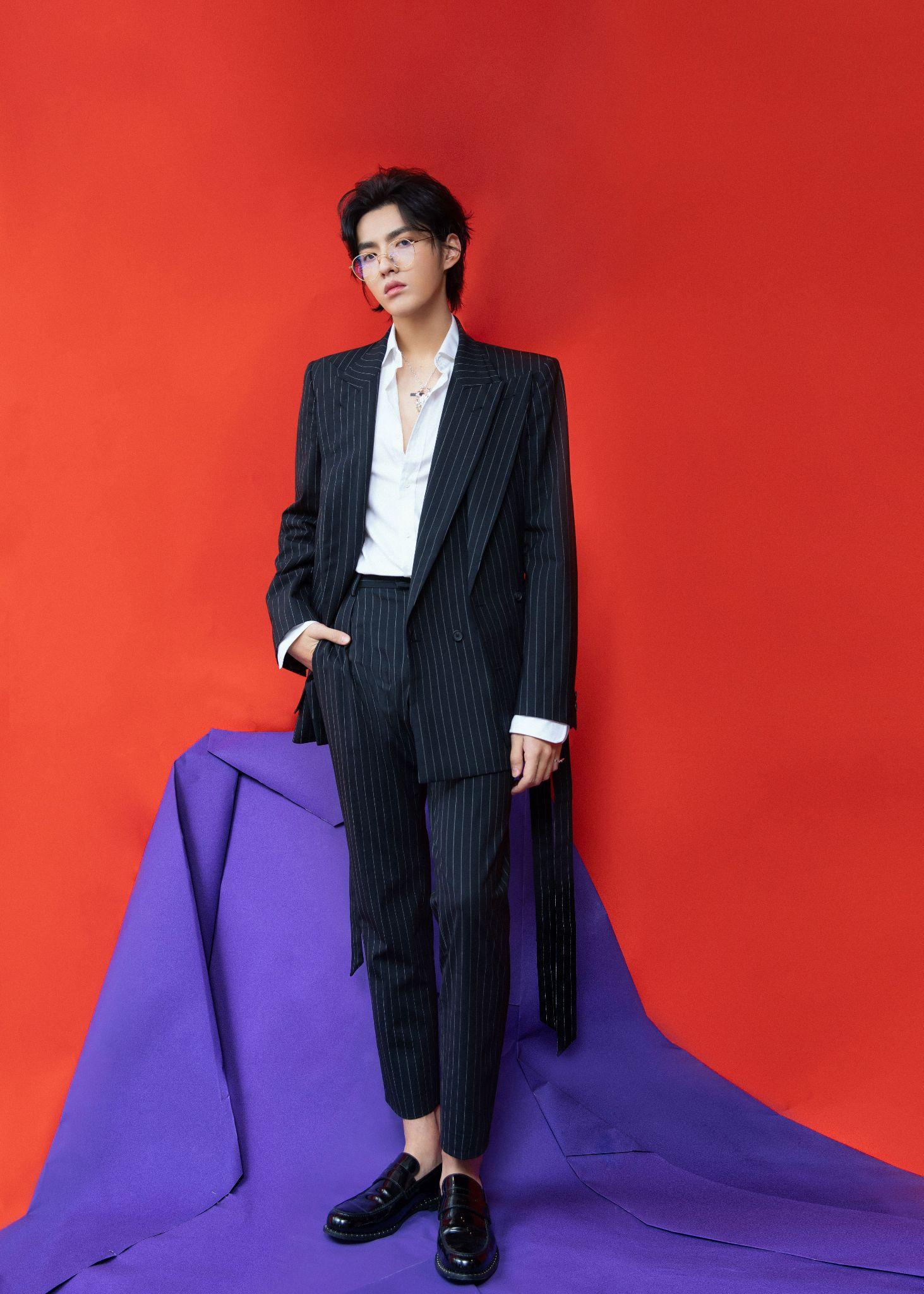 求问各位鲵们有没有吴亦凡正脸全身照啊