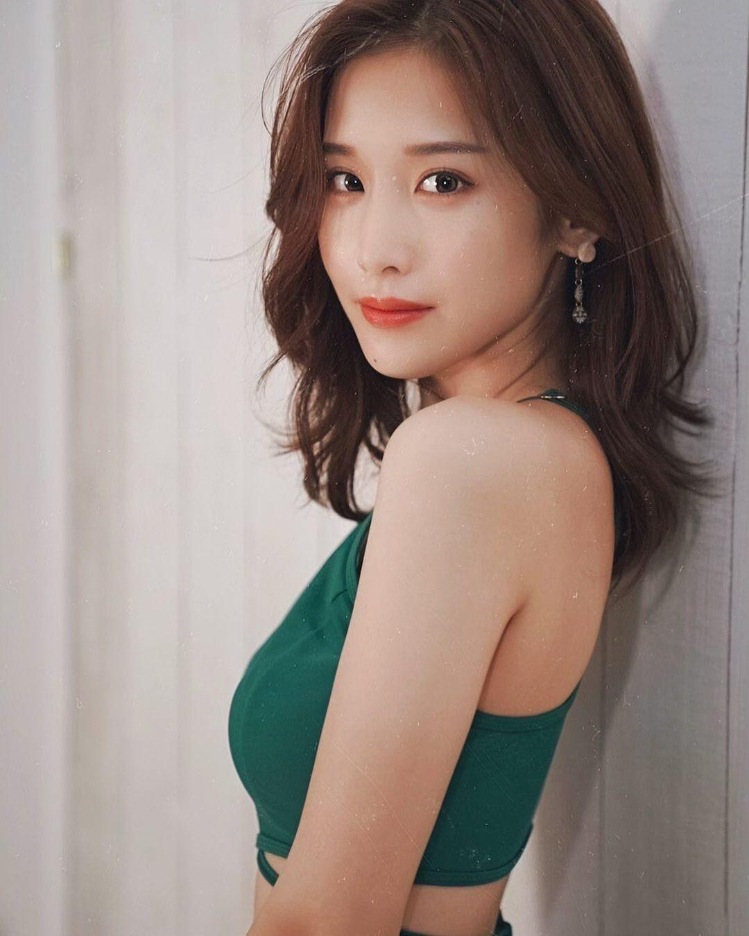 甜美小清新精致面容宛如真人洋娃娃温柔气质更是散发浓浓女友感