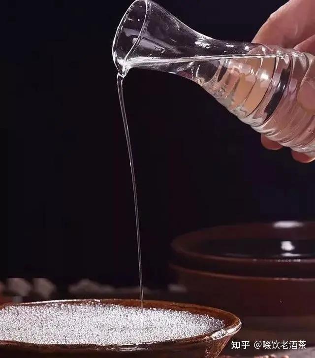 倒酒时,观察酒花变化,酒花密集且消失缓慢的是优质酒,酒花少消失较快