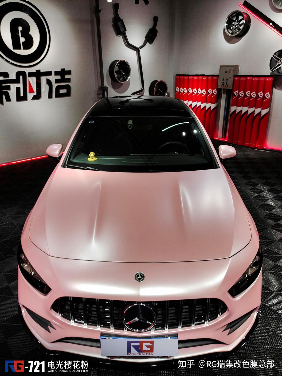 小编今天给大家推出的是全网最新的奔驰a200l车身改色膜电光樱花粉