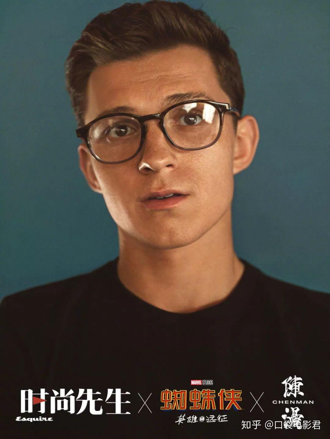 著名摄影师陈漫主海报:荷兰弟穿着妮妮给他做的战衣,背景是钢铁侠