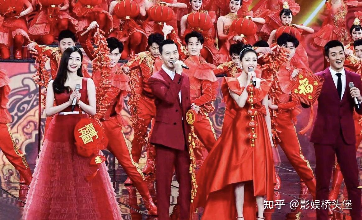 春晚服饰揭秘!周冬雨戒指36万,关晓彤耳环12万,名嘴穿高定 - 知乎
