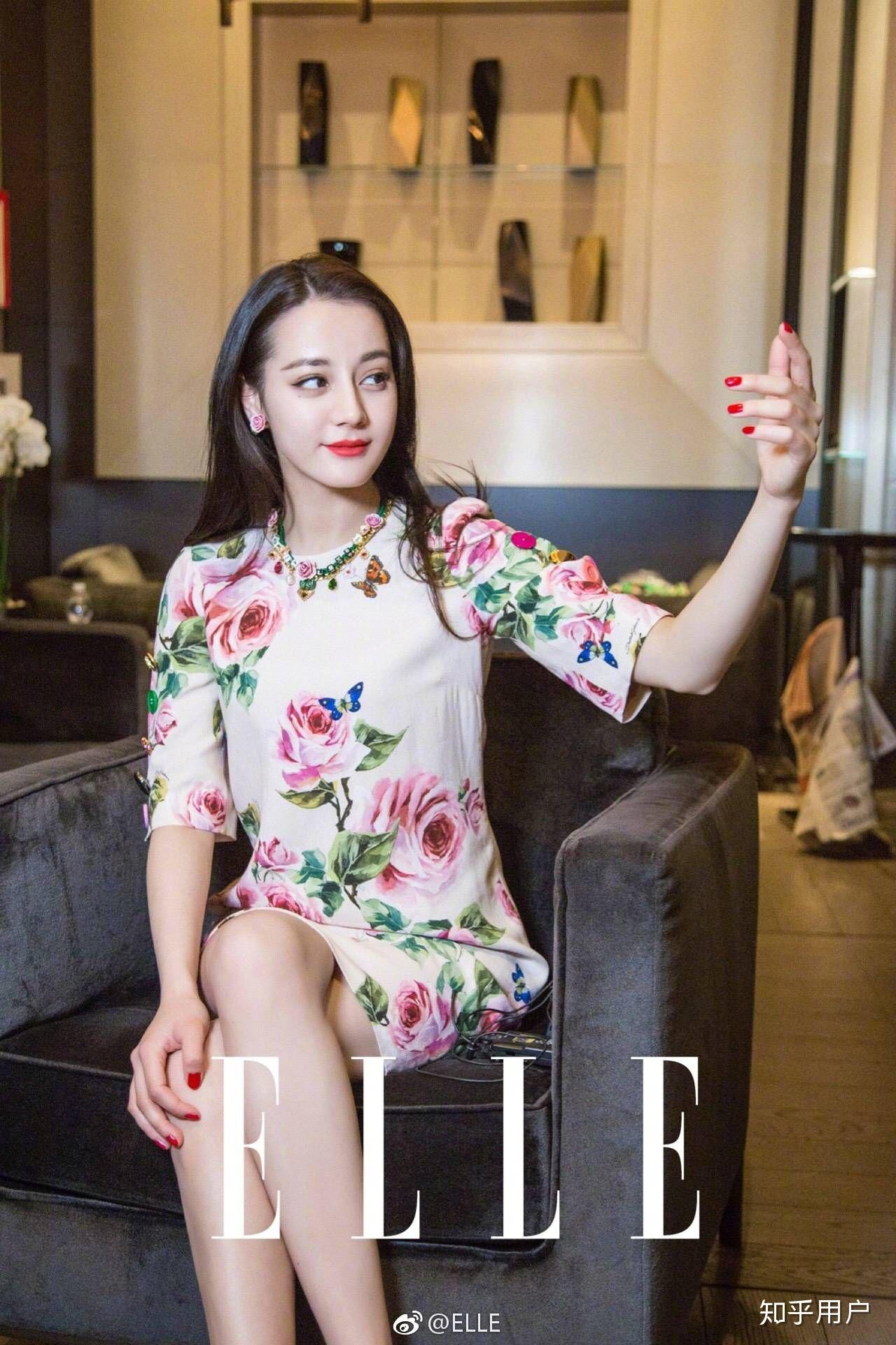 她是国内少有的能hold住这些色彩鲜艳的花裙子的女明星,艳而不俗.