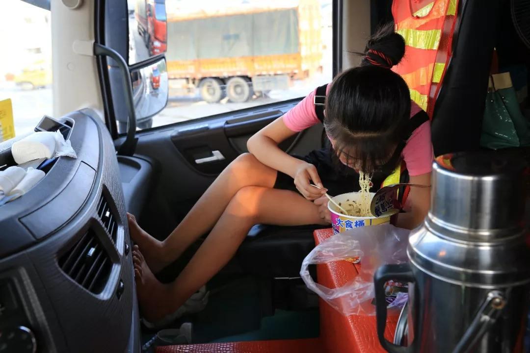 货车司机跑长途为何都会带老婆司机说出答案原因令人扎心