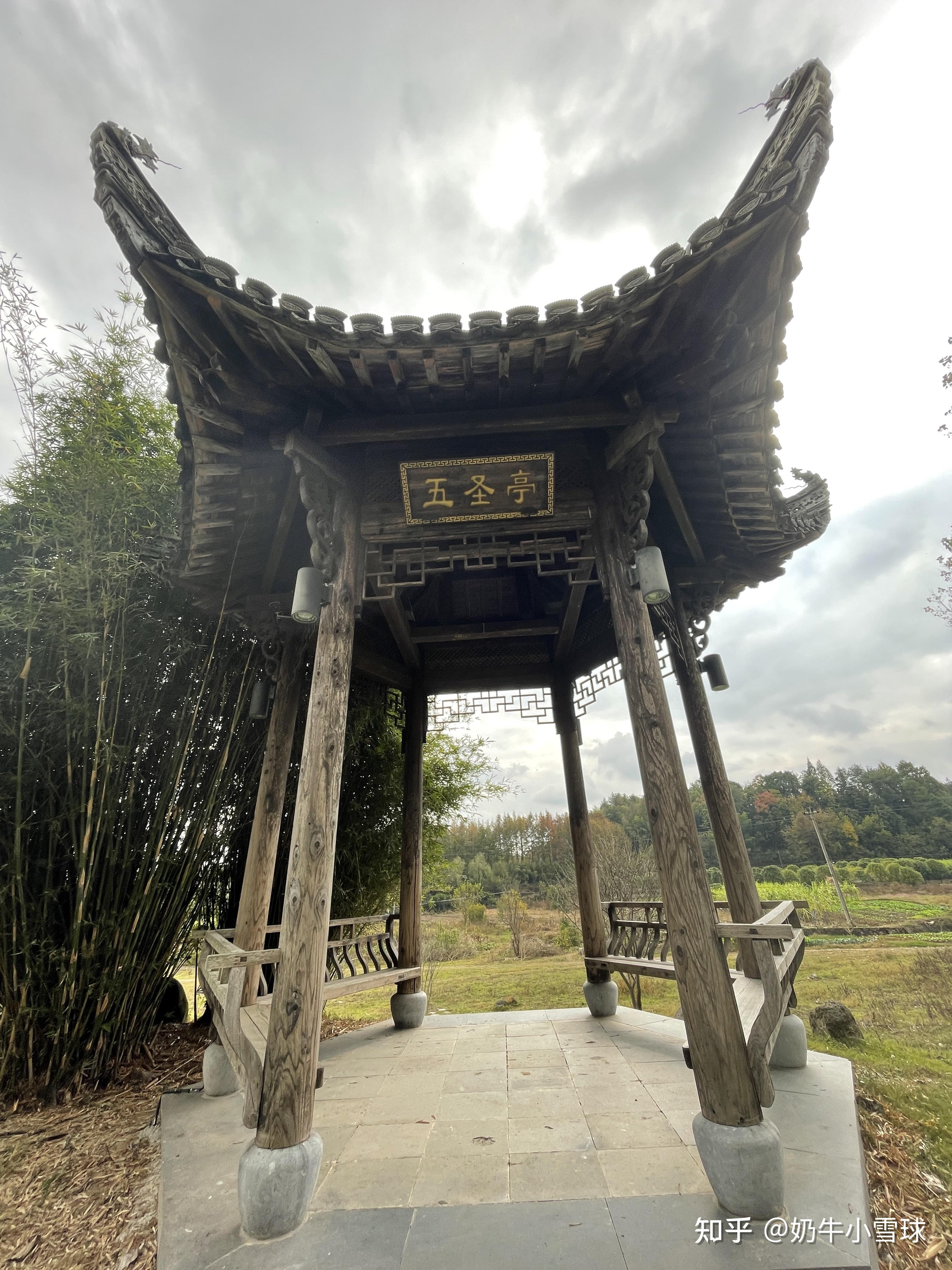 游客可以乘坐徽州8路公交车在牌楼站,唐模村站或八角亭站等站点下车